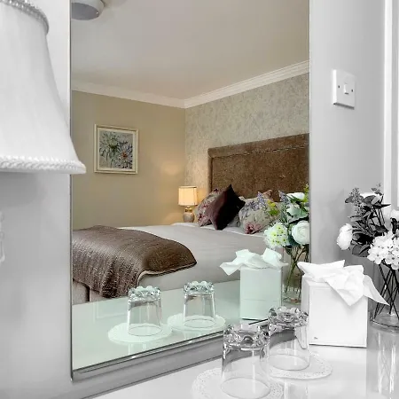 Kingfisher بيت خشبي